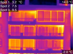 Thermographie d'un bâtiment, vu des fenêtres sur un thermogramme