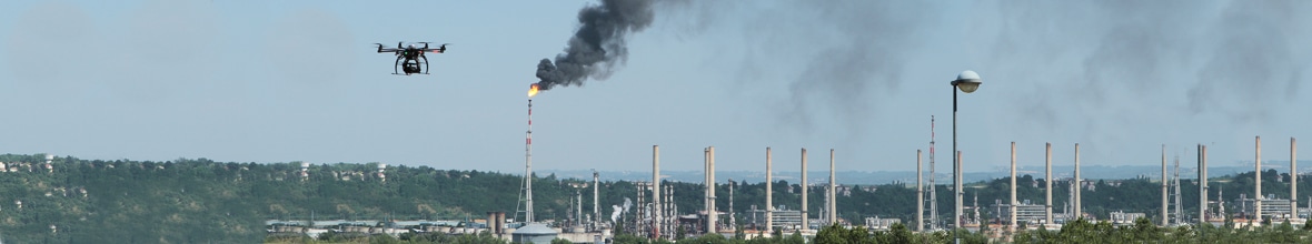 Vue panoramique d'un drone survolant une usine