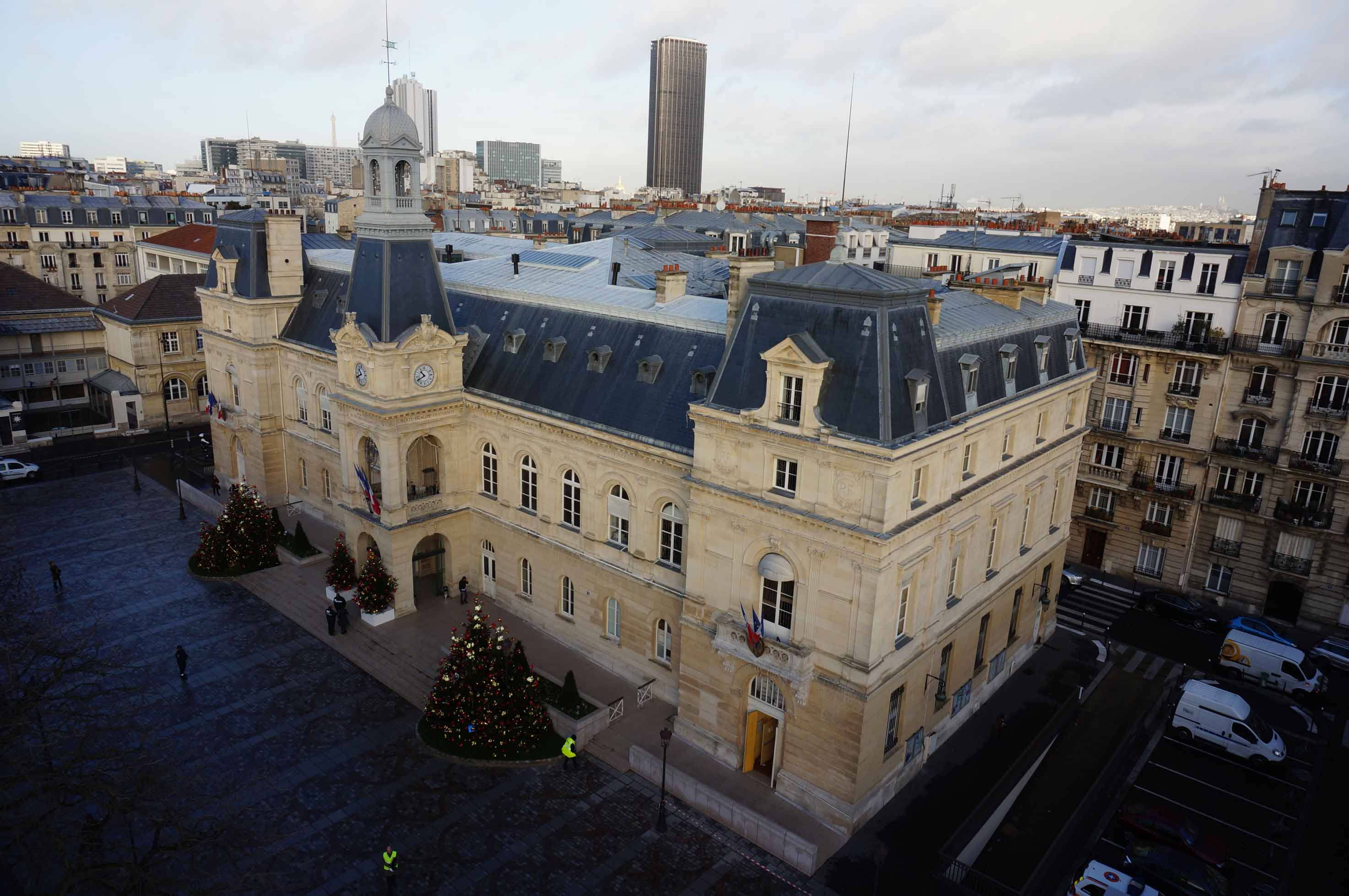 Inspection aérienne par done de la mairie du 14ème arrondissement de Paris