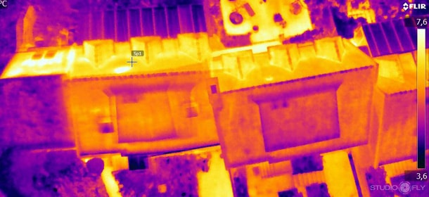survol d'un pâté de maison avec un drone thermographique. 