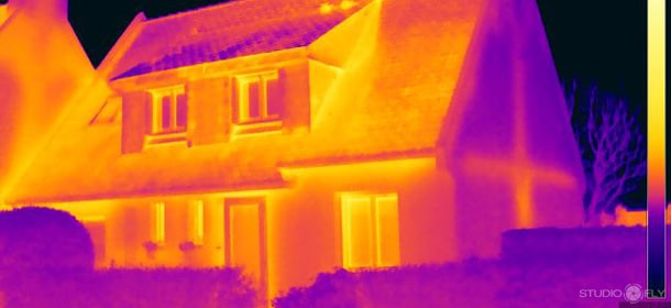 thermographie par drone d'un pavillon. Détection des pertes de chaleur. 