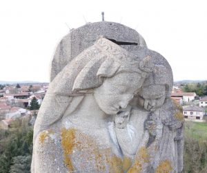 Statue madone par drone pour photogrammétrie