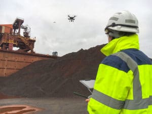 Drone et télépilote durant une inspection