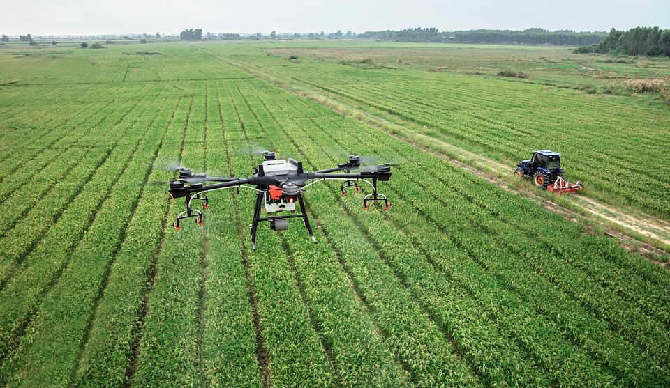drone qui survole un champ