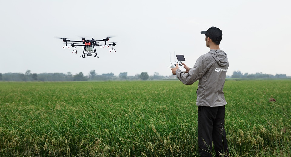 drone piloté au dessus d'un champ