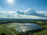 Vue aérienne d'un parc photovoltaïque sous le soleil