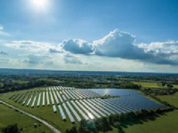 Vue générale par drone d'un ensemble de panneaux solaires