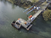 Prise de vue de la construction d'un pont par drone