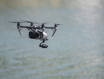 Drone volant au dessus d'un cours d'eau