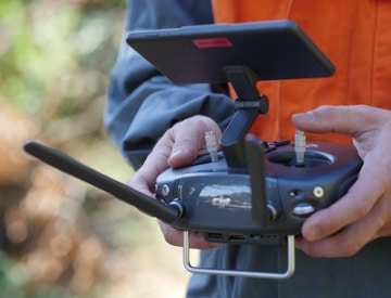 Pilote de drone en prise de vue pour un relevé topographique