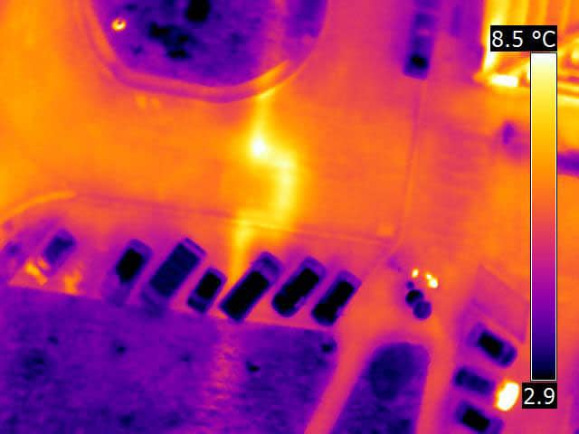 Détail d’une orthophotographie thermique par drone : coude et “hot spot” d’un réseau de chaleur