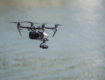 Drone volant au dessus d'un cours d'eau