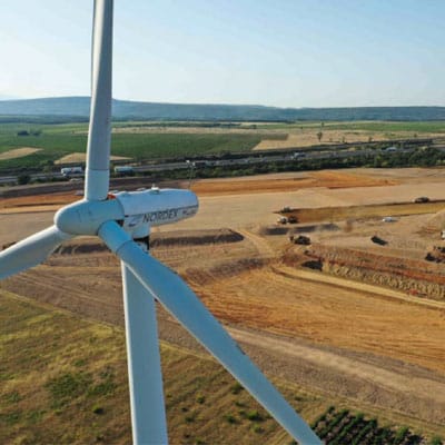 Inspection au dessus d'une éolienne