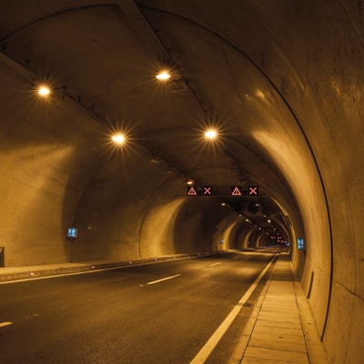Intérieur d'un tunnel routier