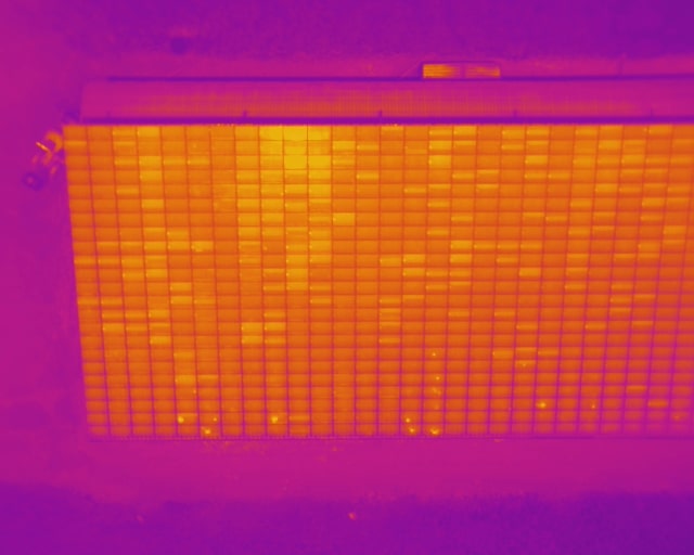 Toit de ferme couvert de panneaux photovoltaïques