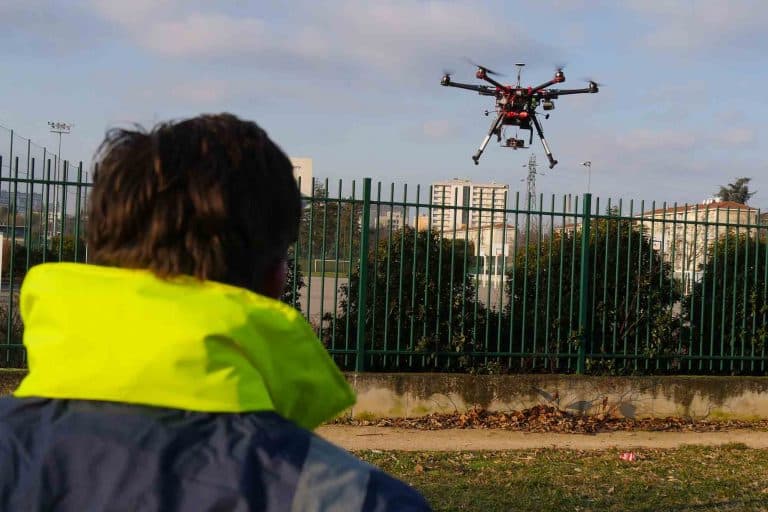 Pilote de drone et drone durant une inspection