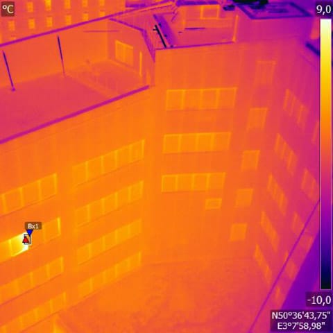 Exemple d'anomalies thermiques sur un immeuble
