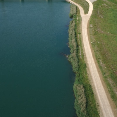 Vue aérienne d'une inspection de berge de cours d'eau