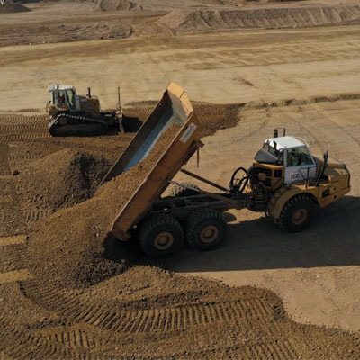 Déchargement de matériaux par un camion