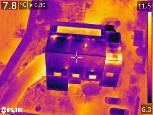 Thermogramme, vue zénithale au dessus d'une maison dans le Rhône