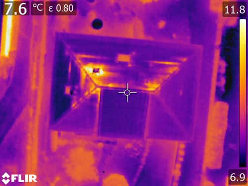 Inspection thermique de bâtiment, thermogramme d'une toiture de maison d'un particulier