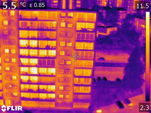 Vue de façade d'un immeuble, relevé thermographique