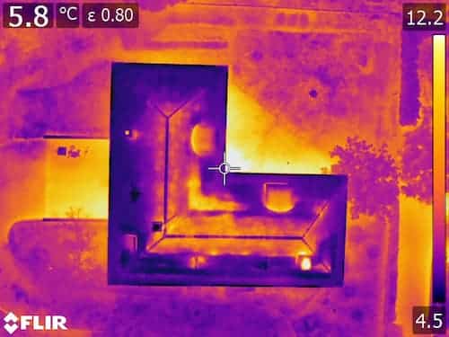 Thermogramme au dessus d'une toiture de maison, anomalies thermiques