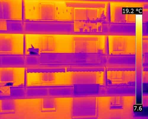 Thermogramme façade d'immeuble au niveau des balcons