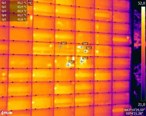 Anomalies thermiques concentrées sur un panneau solaire