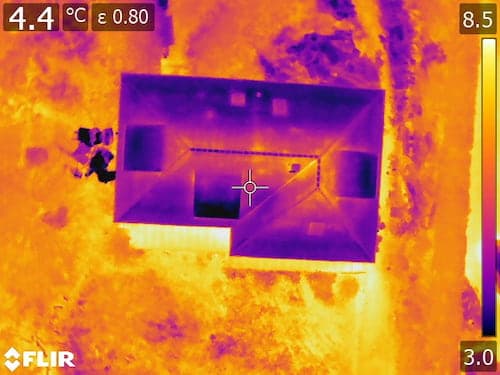 reduction-consommation-energie-rhone Vue aérienne de toiture, thermogramme toiture de maison