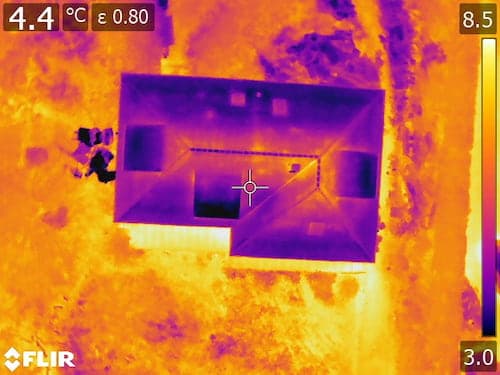 Vue aérienne de toiture, thermogramme toiture de maison