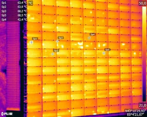 Thermogramme aérien d'une centrale solaire