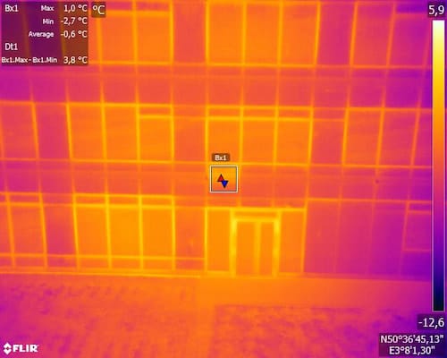 Thermogramme d'un bâtiment vitré dans un quartier du Rhone