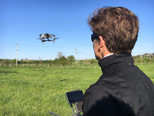 Drone professionnel en plein vol