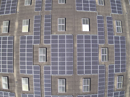 Image par drone, ensemble de panneaux solaires Grenoble