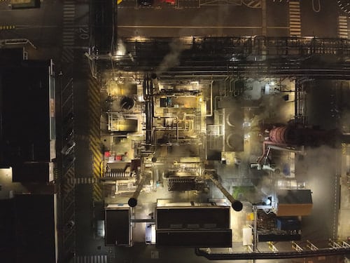 industrie-maintenance-vue-drone-grenoble Cliché par drone au dessus d'une usine, éléments difficile d'accès