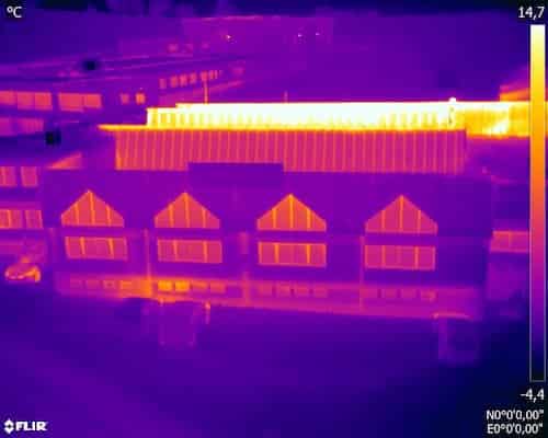 inspection-thermique-bat-tertiaire Bâtiment tertiaire, thermogramme d'une partie de la toiture