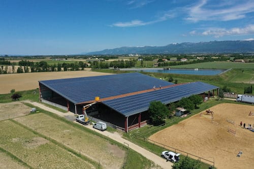 vue par drone, panneaux solaire terrain agricole région PACA