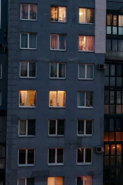 survol-nuit-drone-ilot-habitation Façade d'immeuble, prise de vue nocturne