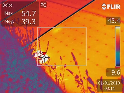 Détails zoomé d'une anomalie thermique sur un panneau solaire en bord de parc