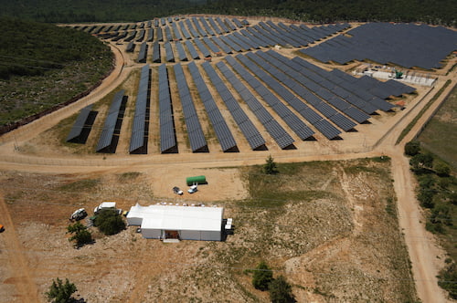 Prise de vue aérienne d'un parc de panneaux solaire en plein soleil