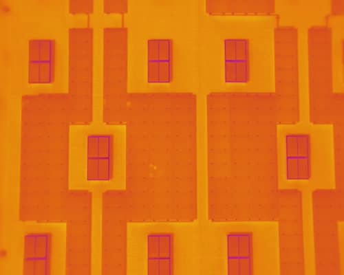 panneaux-photovoltaique-marseille Panneaux solaires photographiés par un drone avec une caméra thermique