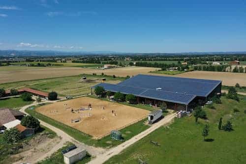 Centre hypique, panneaux solaires vu par drone