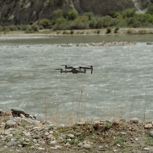 Cartographie de zone umide, drone au dessus d'un cours d'eau