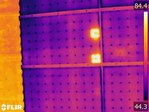 impact-inspection-infrarouge-panneaux-solaire Zoom sur deux hotspots sur un panneaux solaires