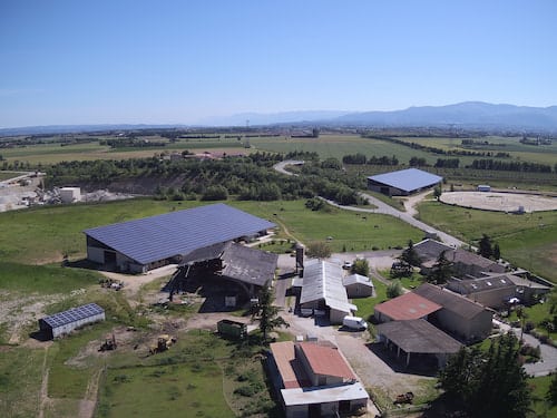Vue générale par drone d'une ferme solaire, campagne