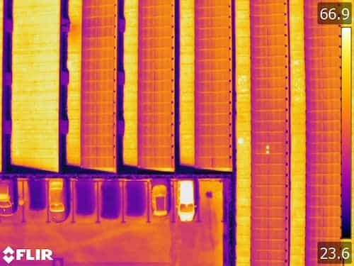 optimisation-rendement-panneaux-solaires Rangée de panneaux solaire, thermogramme