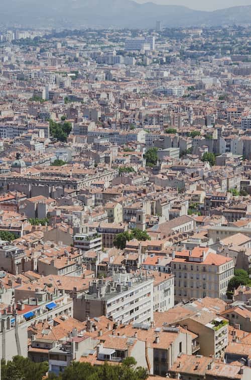 Toitures à Marseille, inspection par drone pendant les canicules