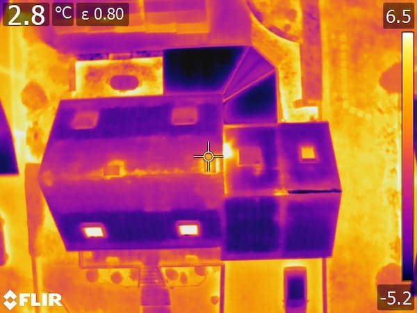 Thermogramme d'une toiture de maison, prise par drone