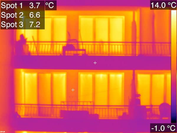 thermogramme d'un bâtiment, détails de fenêtres